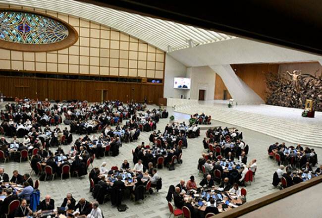 1023syno-Participants-at-the-assembly-of-the-Synod-of-Bishops-gather-for-prayer-and-discussion-on-Saturday-at-the-Vatican-CNS-Vatican-Media