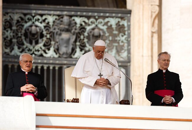 pope-PopeFrancis-prayer-CNS-LolaGomez-Large